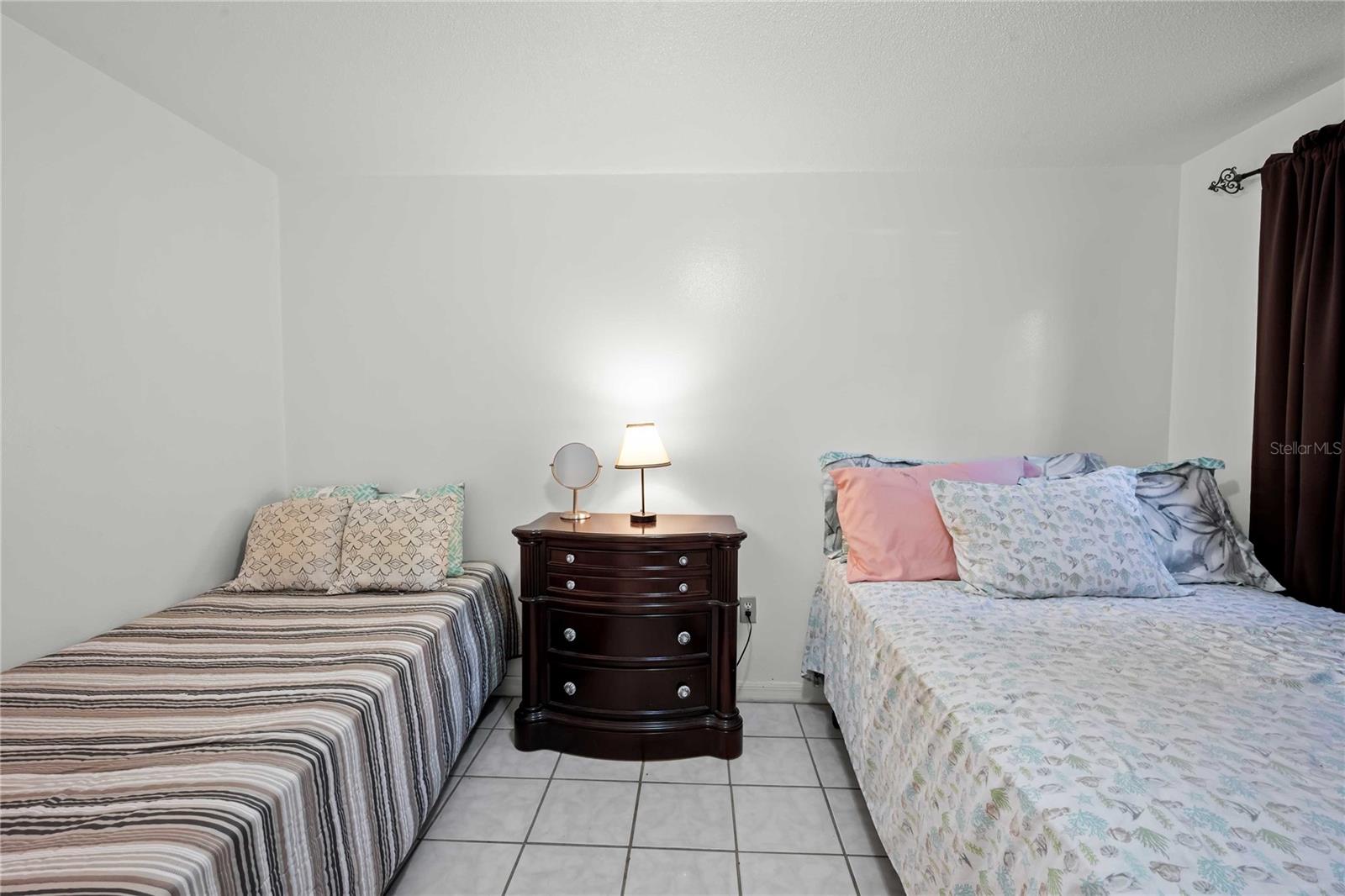 1210 GLADYS AVE