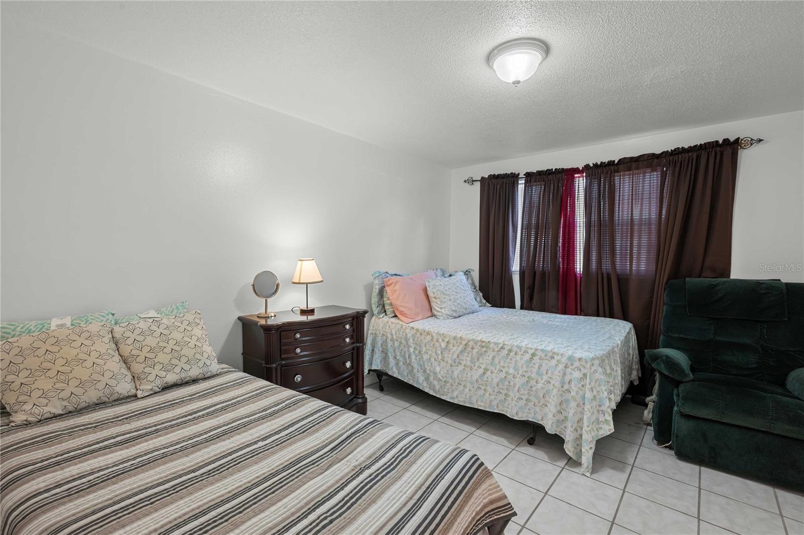 1210 GLADYS AVE