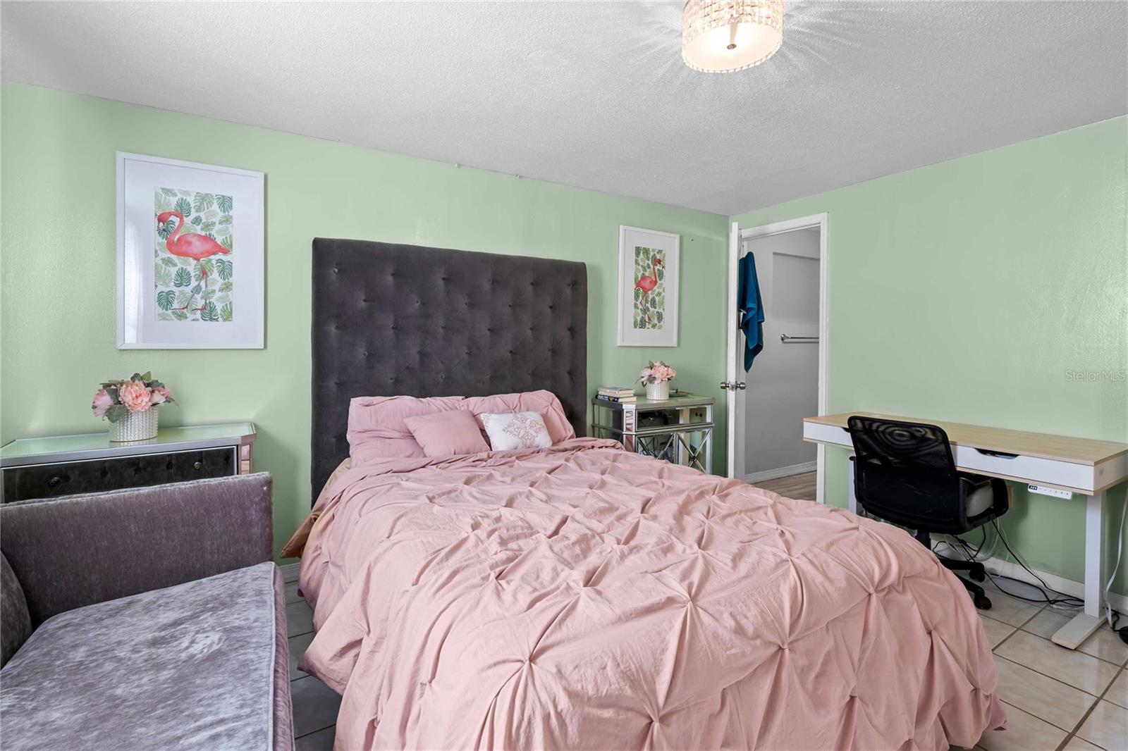 1210 GLADYS AVE
