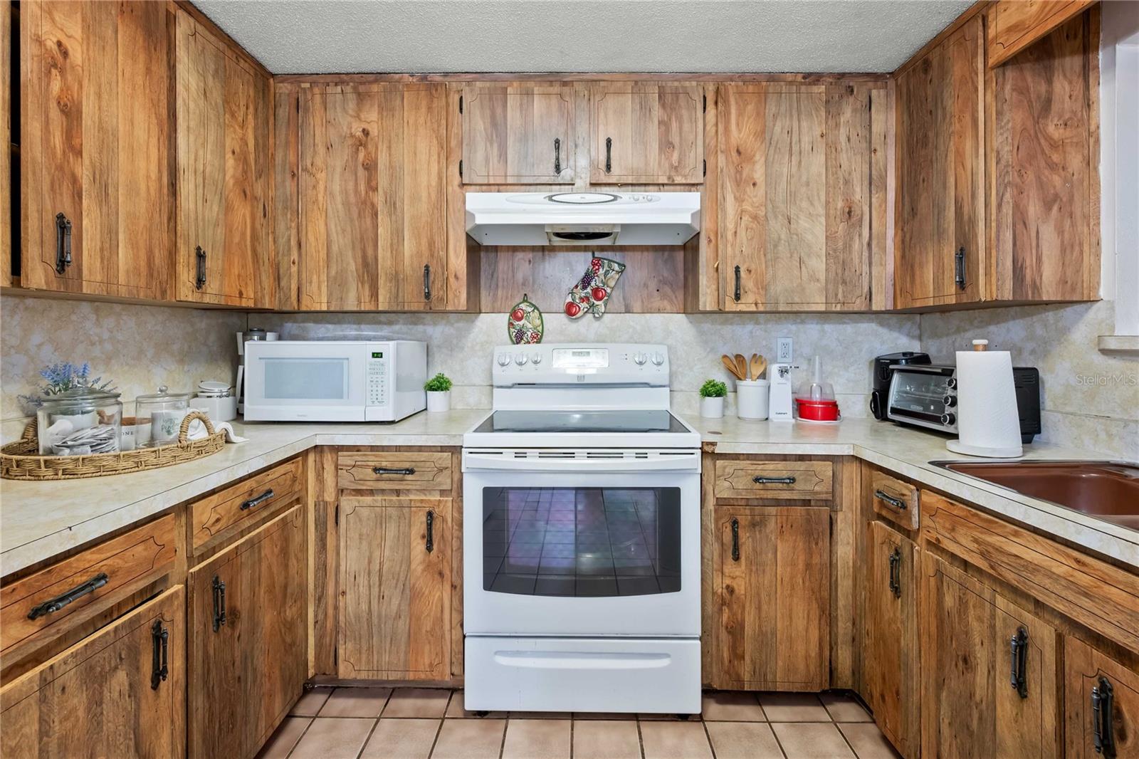 1210 GLADYS AVE