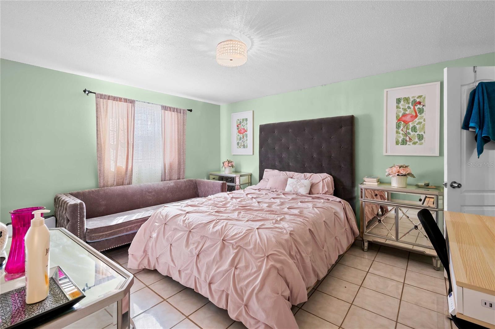 1210 GLADYS AVE