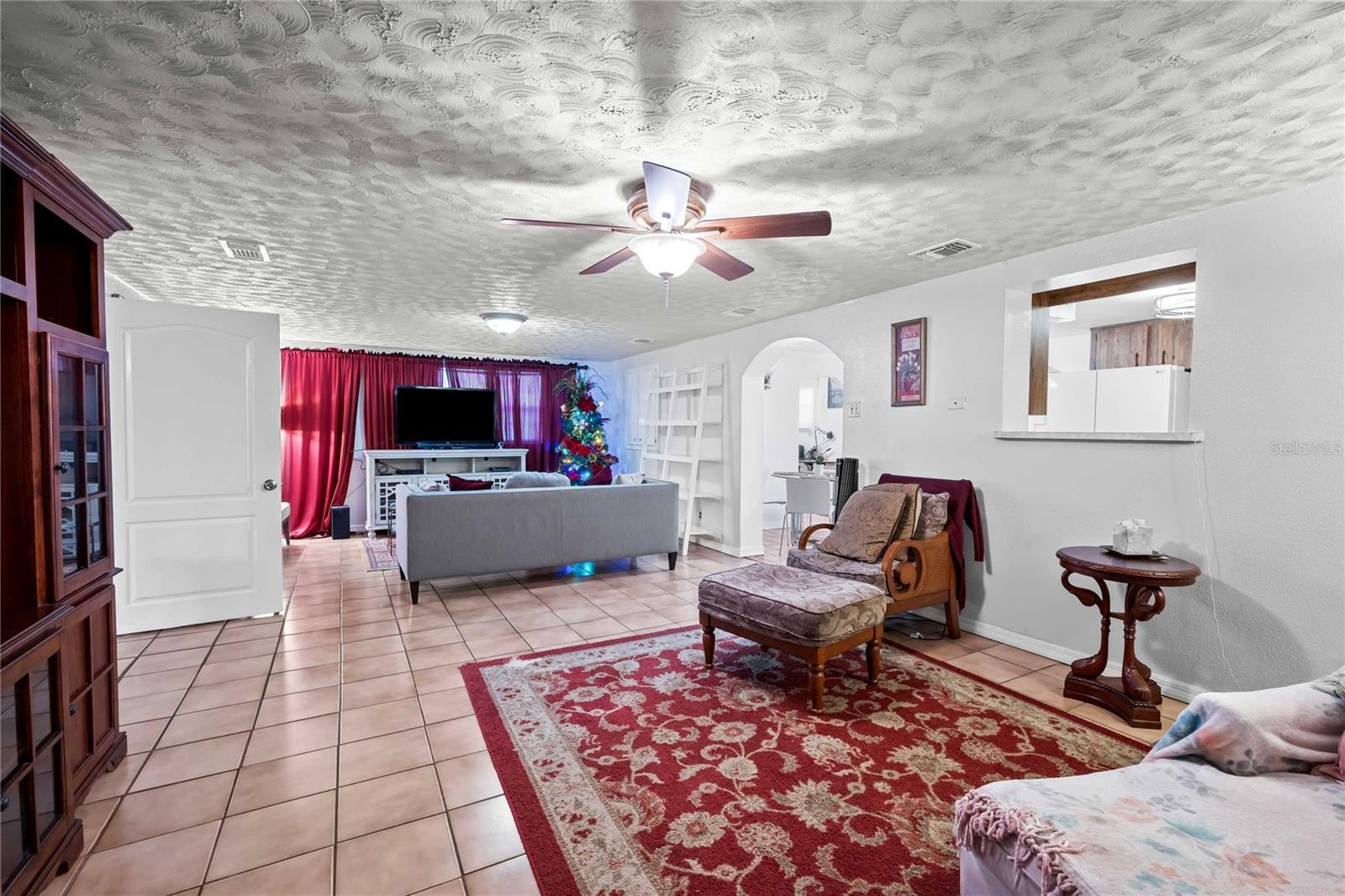 1210 GLADYS AVE
