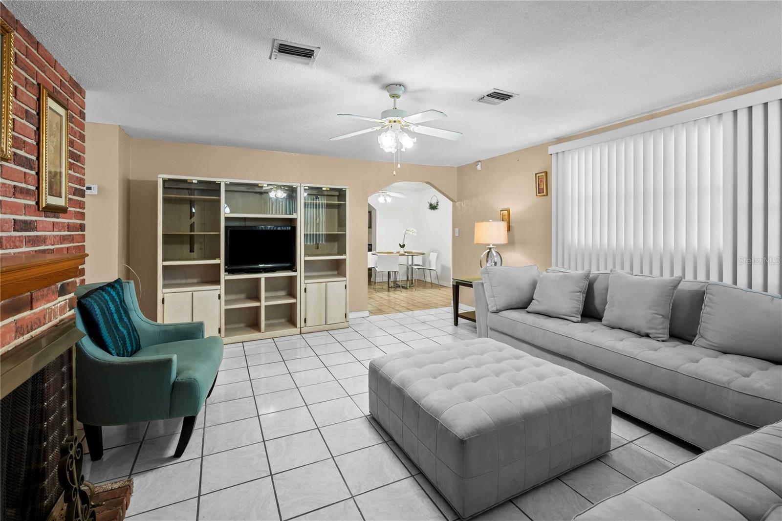 1210 GLADYS AVE