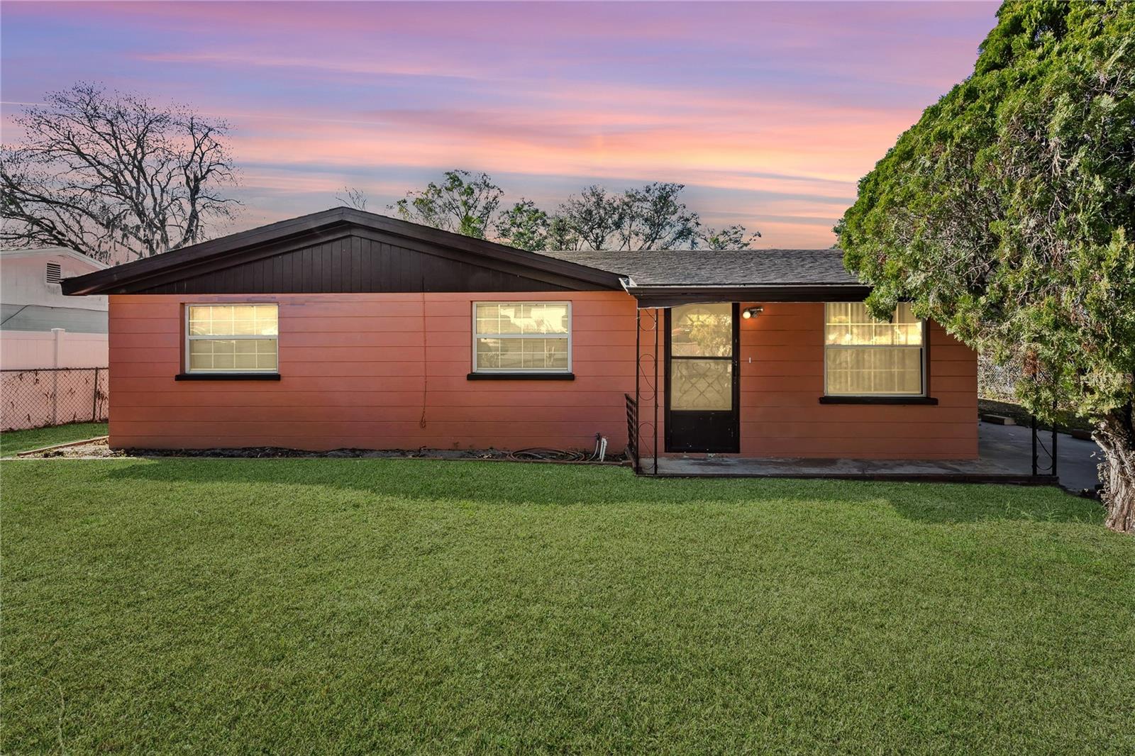1210 GLADYS AVE