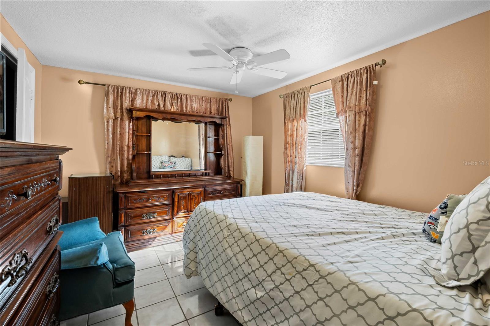 1210 GLADYS AVE