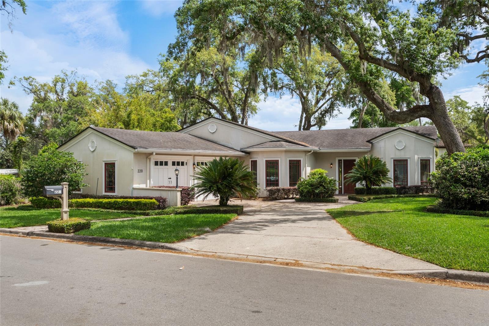 220 MINNEHAHA RD