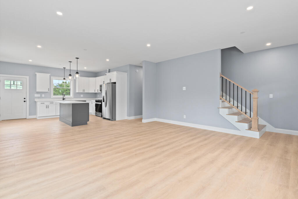 521 Walnut Hill Road, 8