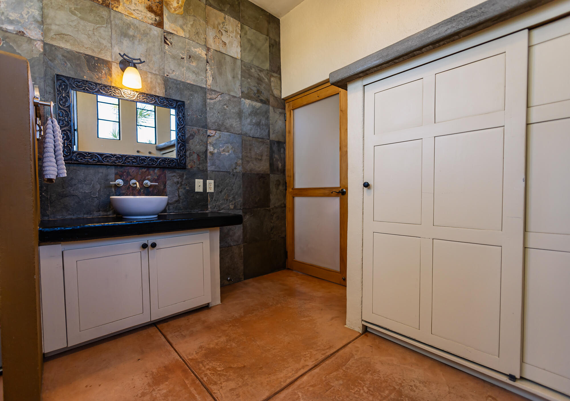 Camino Internacional, Casa Leo