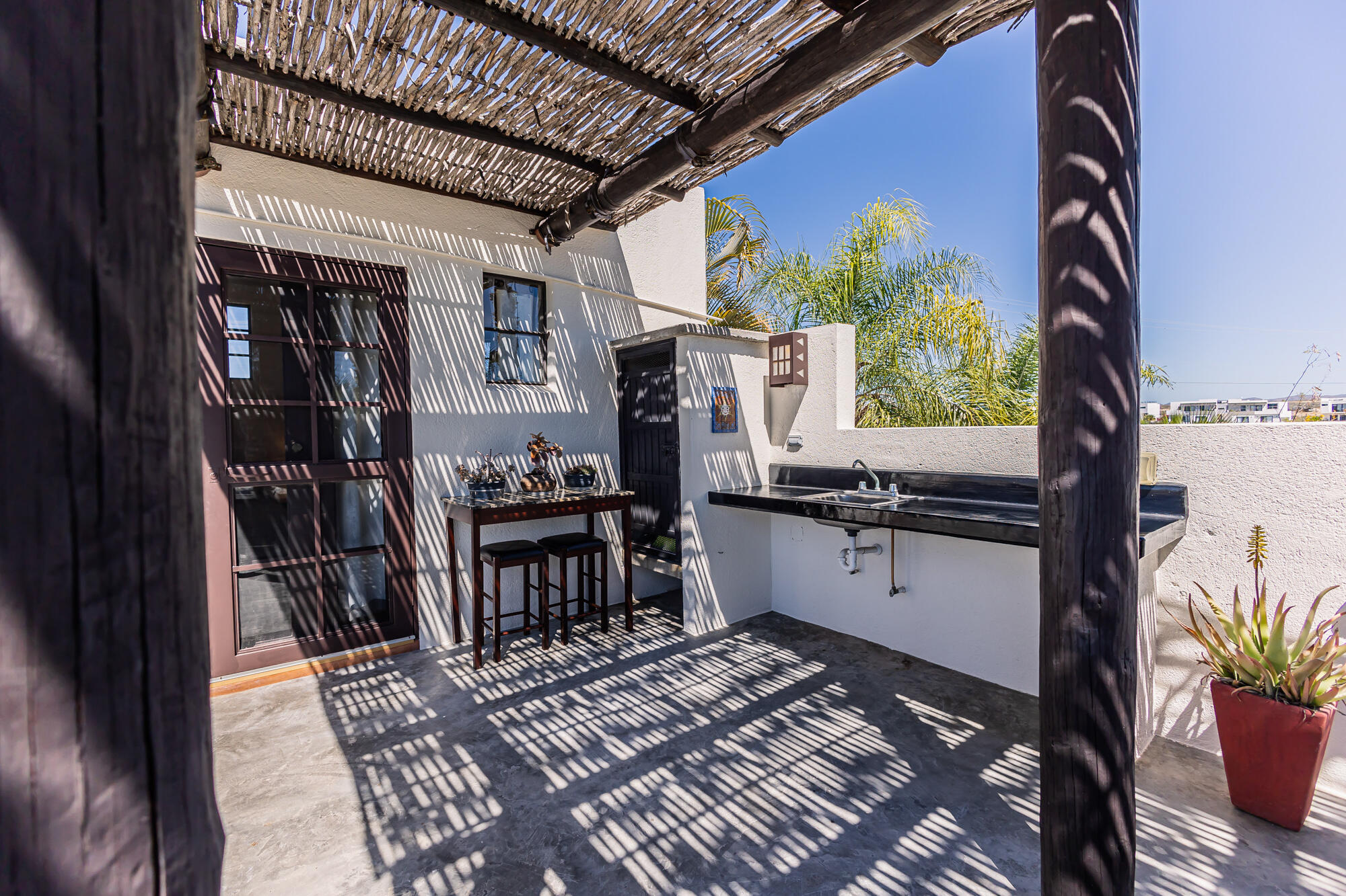 Camino Internacional, Casa Leo