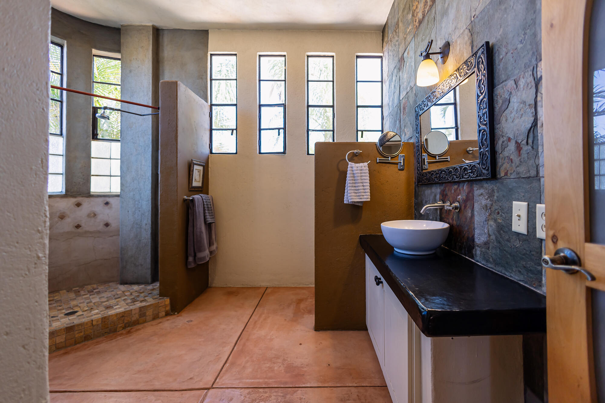 Camino Internacional, Casa Leo