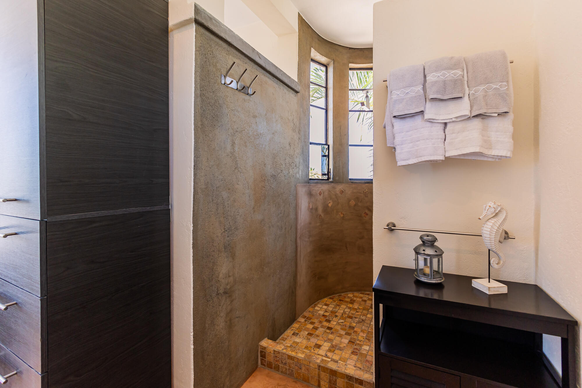 Camino Internacional, Casa Leo