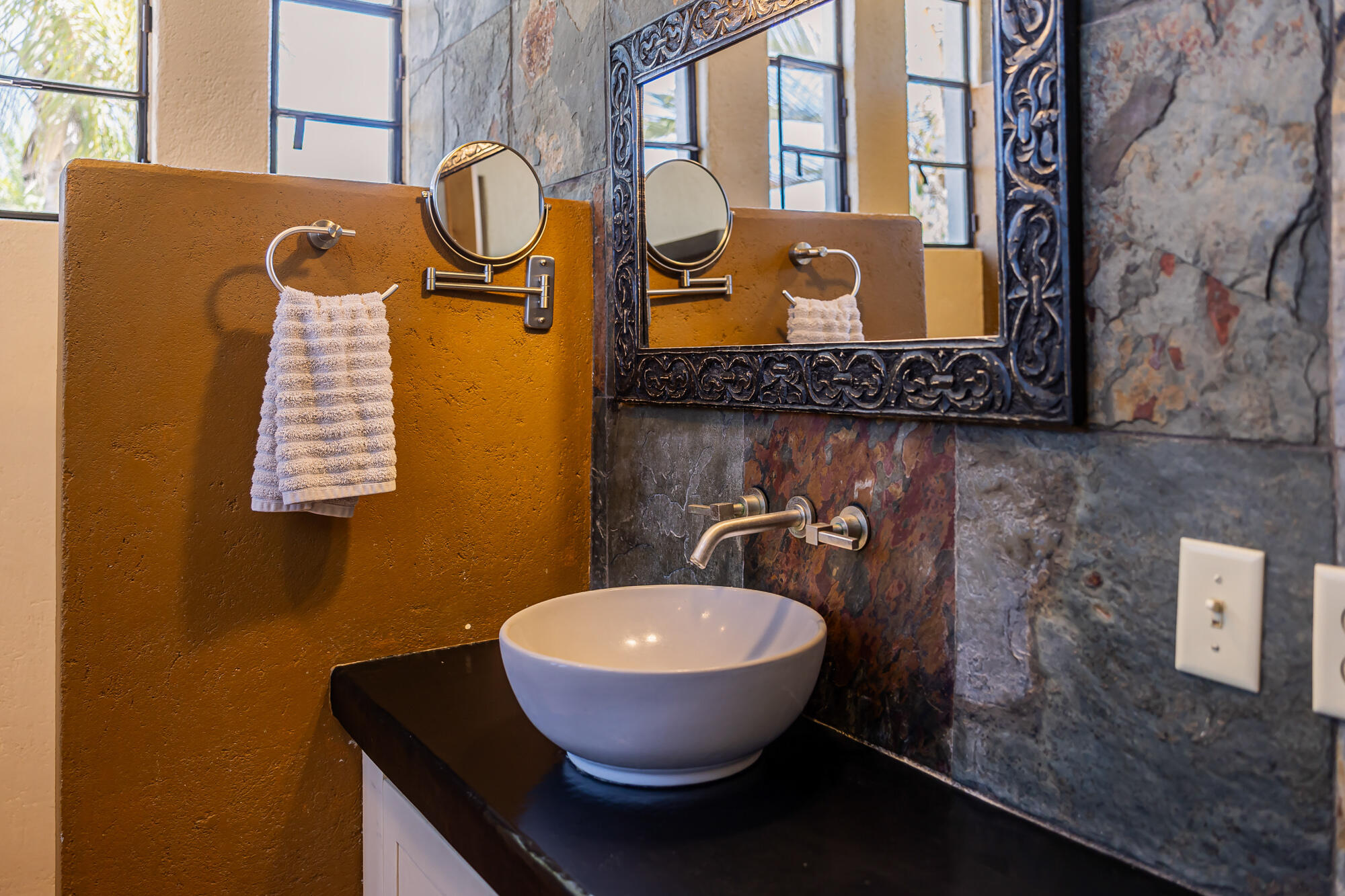 Camino Internacional, Casa Leo