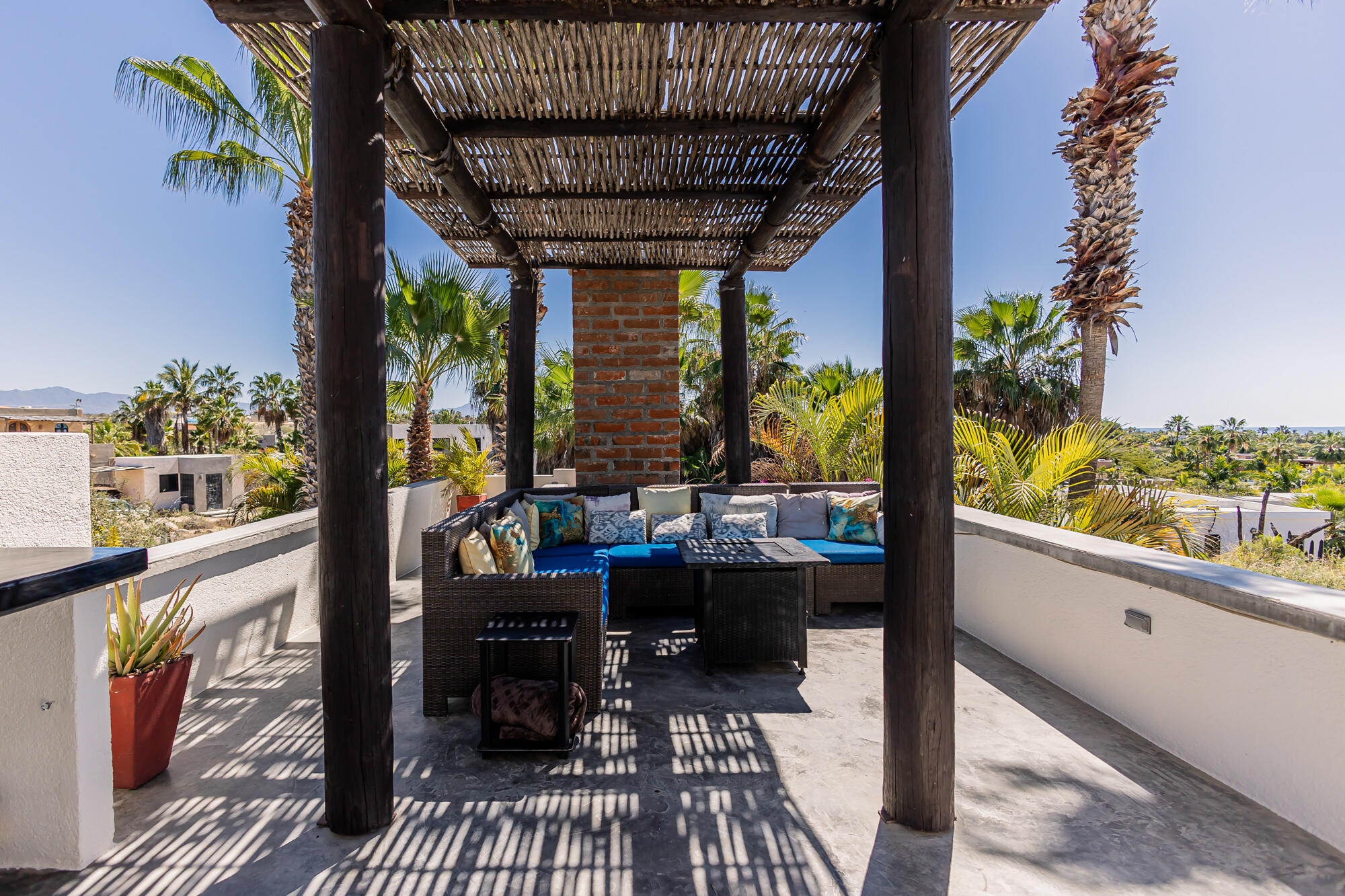 Camino Internacional, Casa Leo