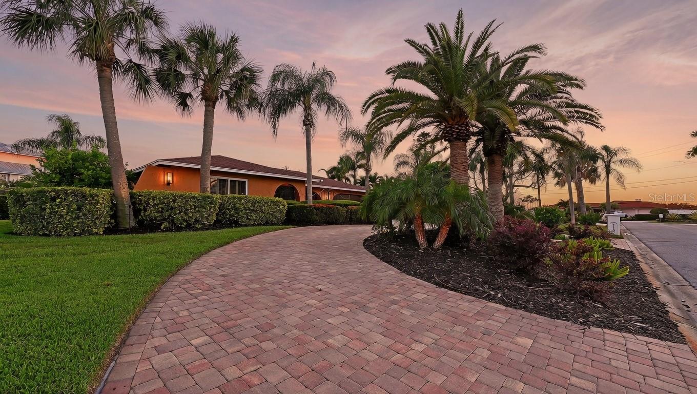 7137 WESTMORELAND DR