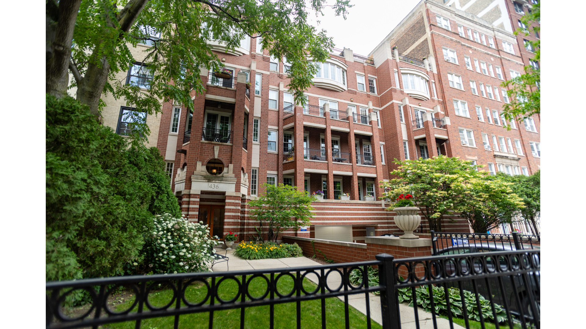 436 W Belmont Avenue Unit: 401