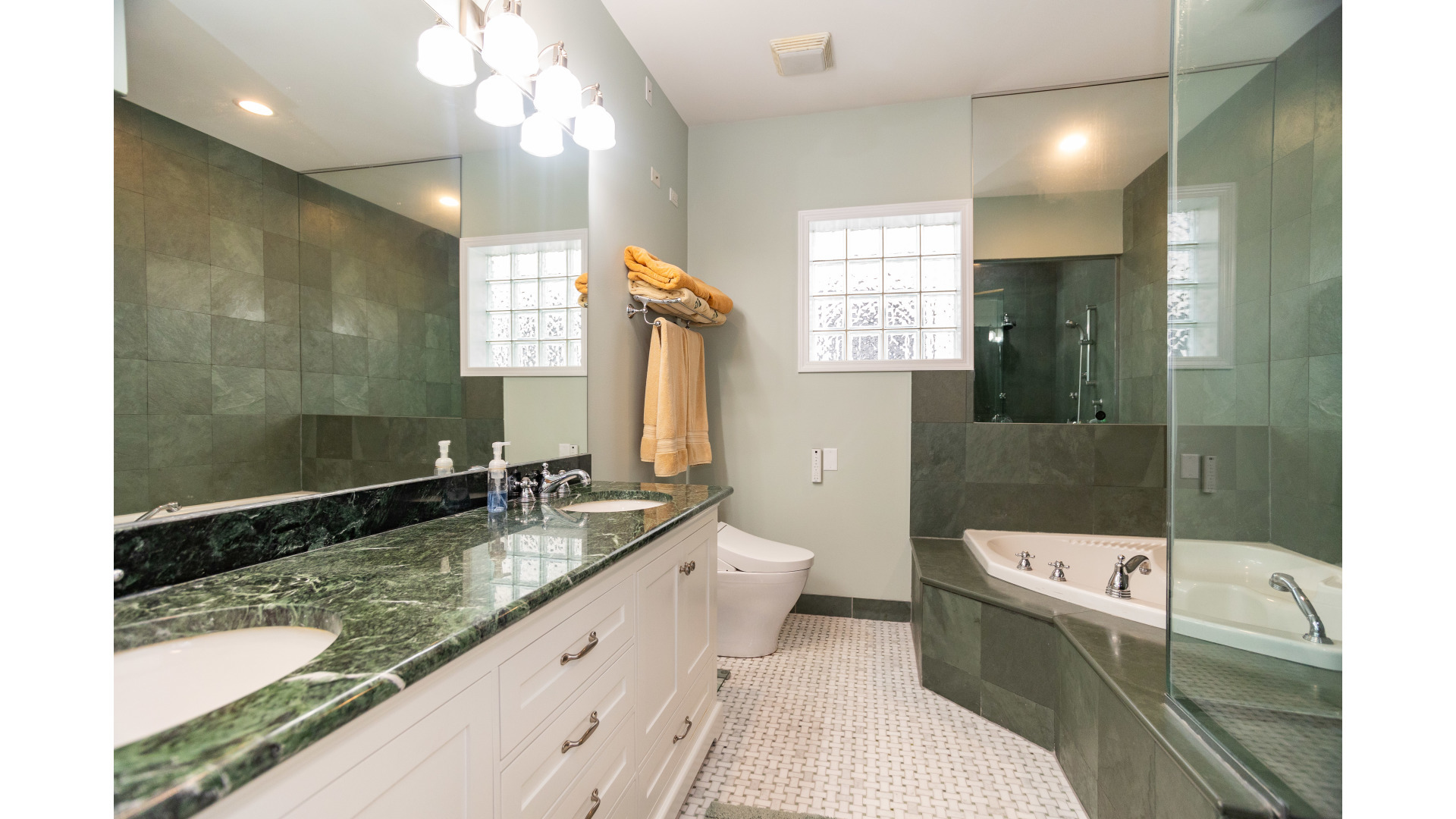 436 W Belmont Avenue Unit: 401