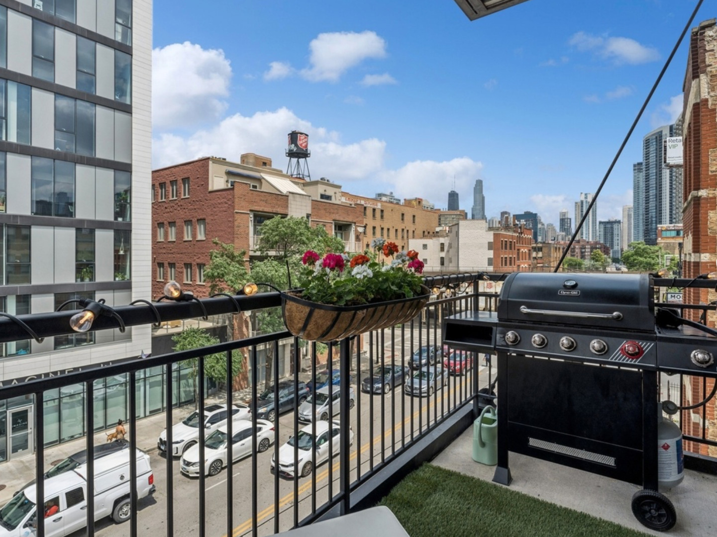 711 W GRAND Avenue Unit: 402