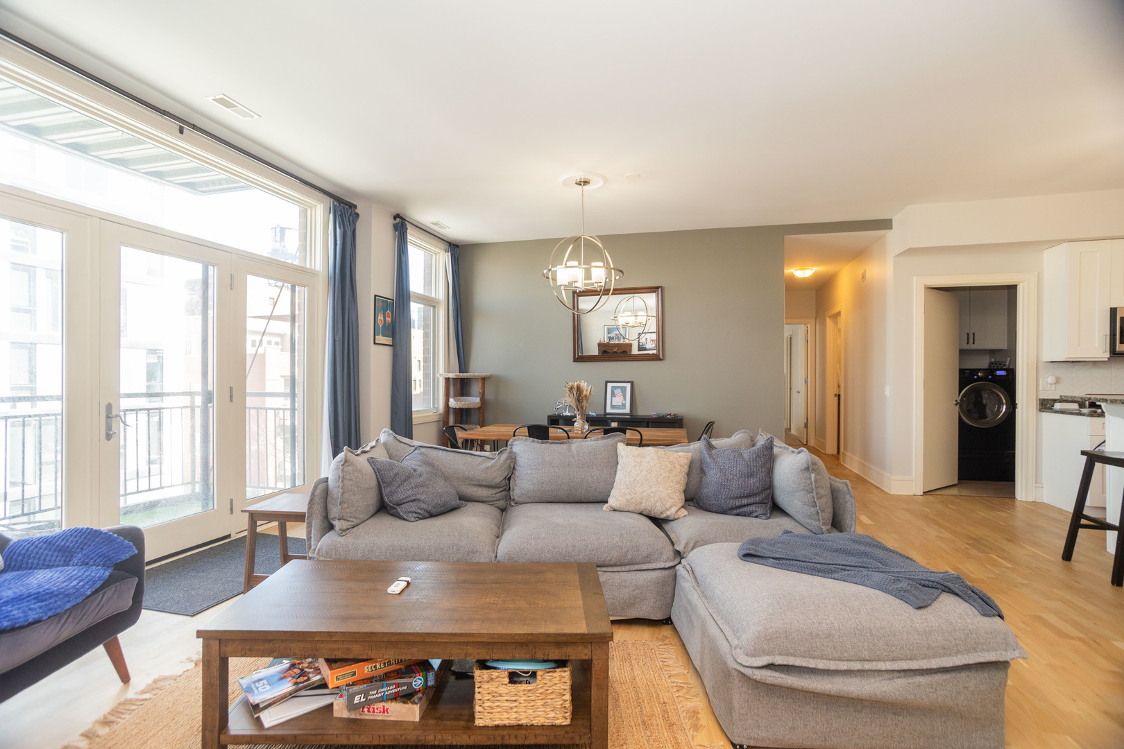 711 W GRAND Avenue Unit: 402