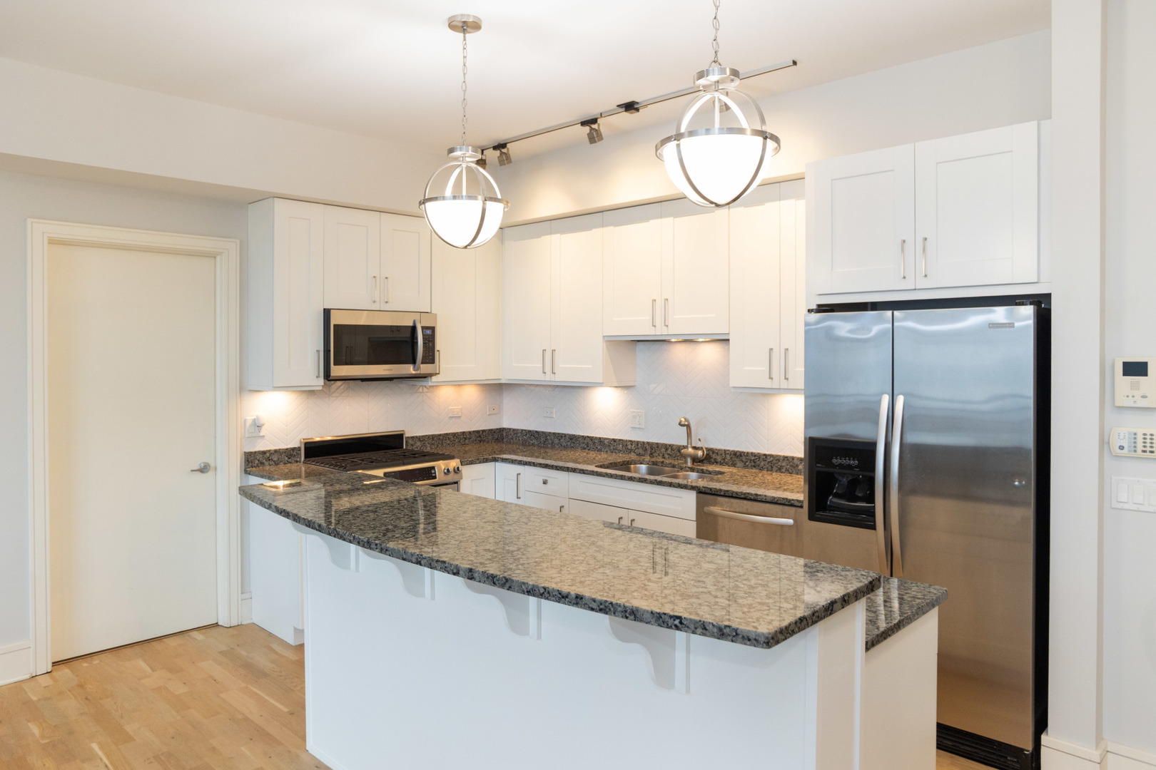 711 W GRAND Avenue Unit: 402