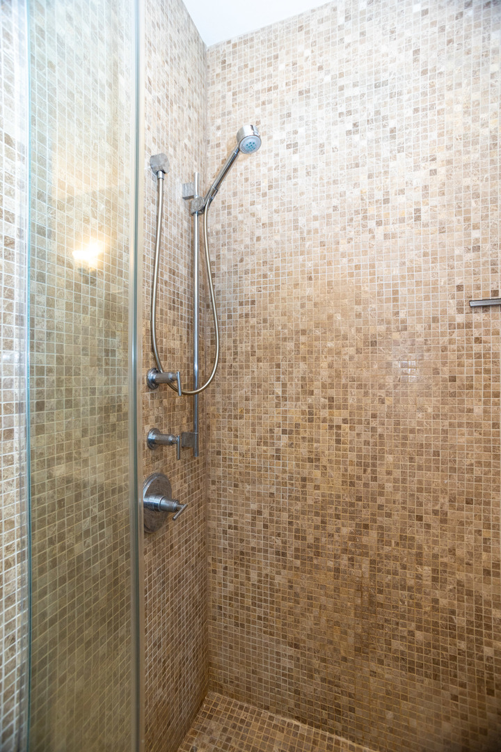 711 W GRAND Avenue Unit: 402