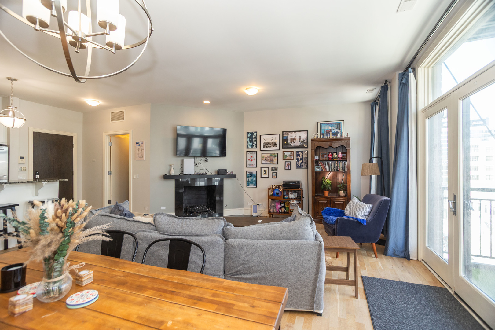 711 W GRAND Avenue Unit: 402