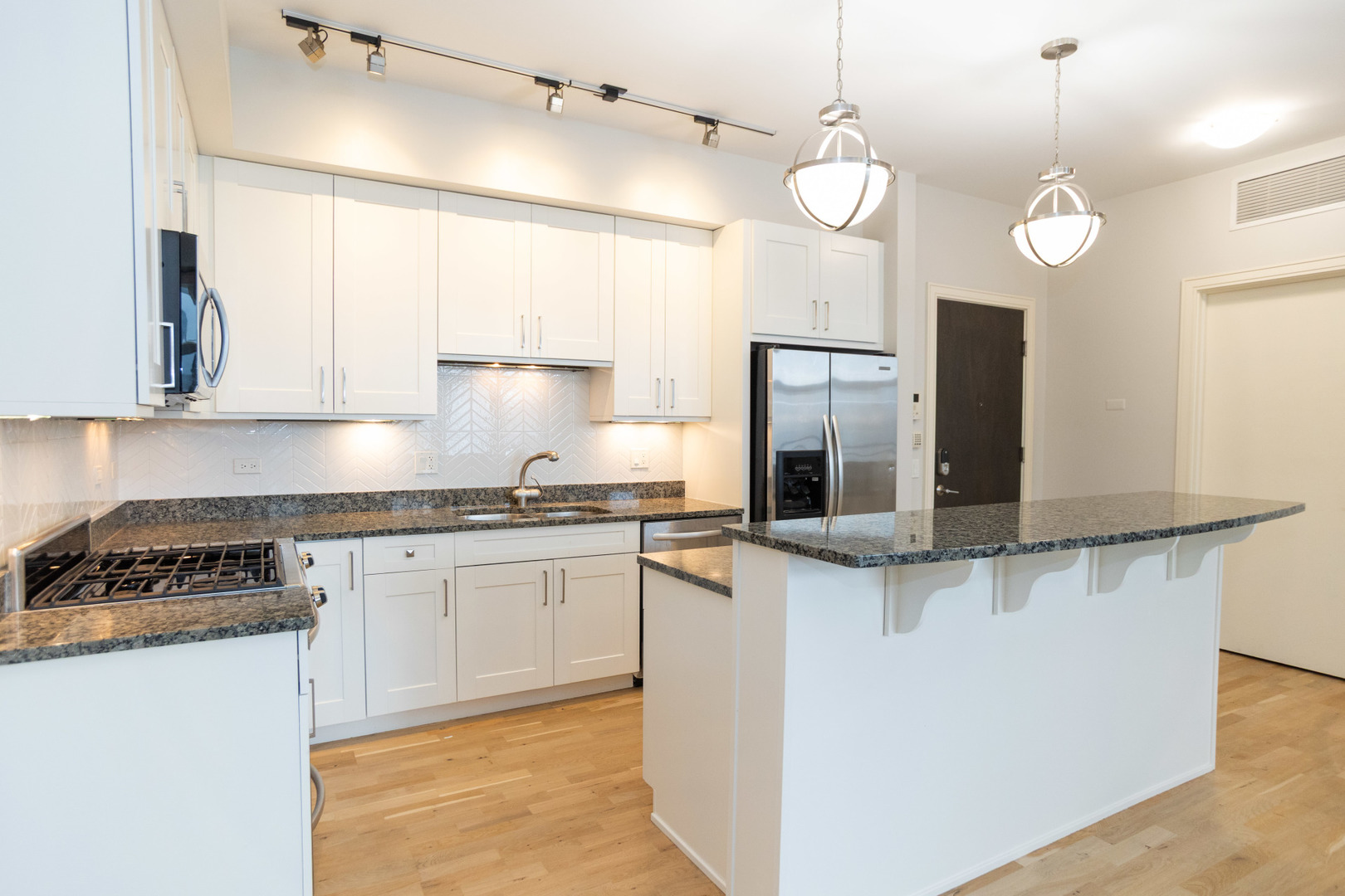 711 W GRAND Avenue Unit: 402