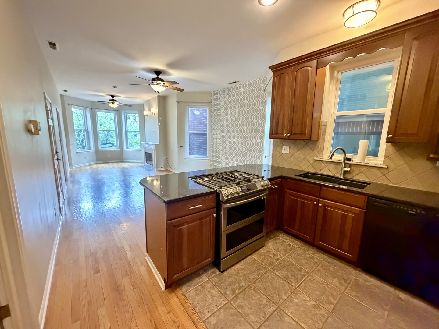 1350 N LEAVITT Street Unit: 2