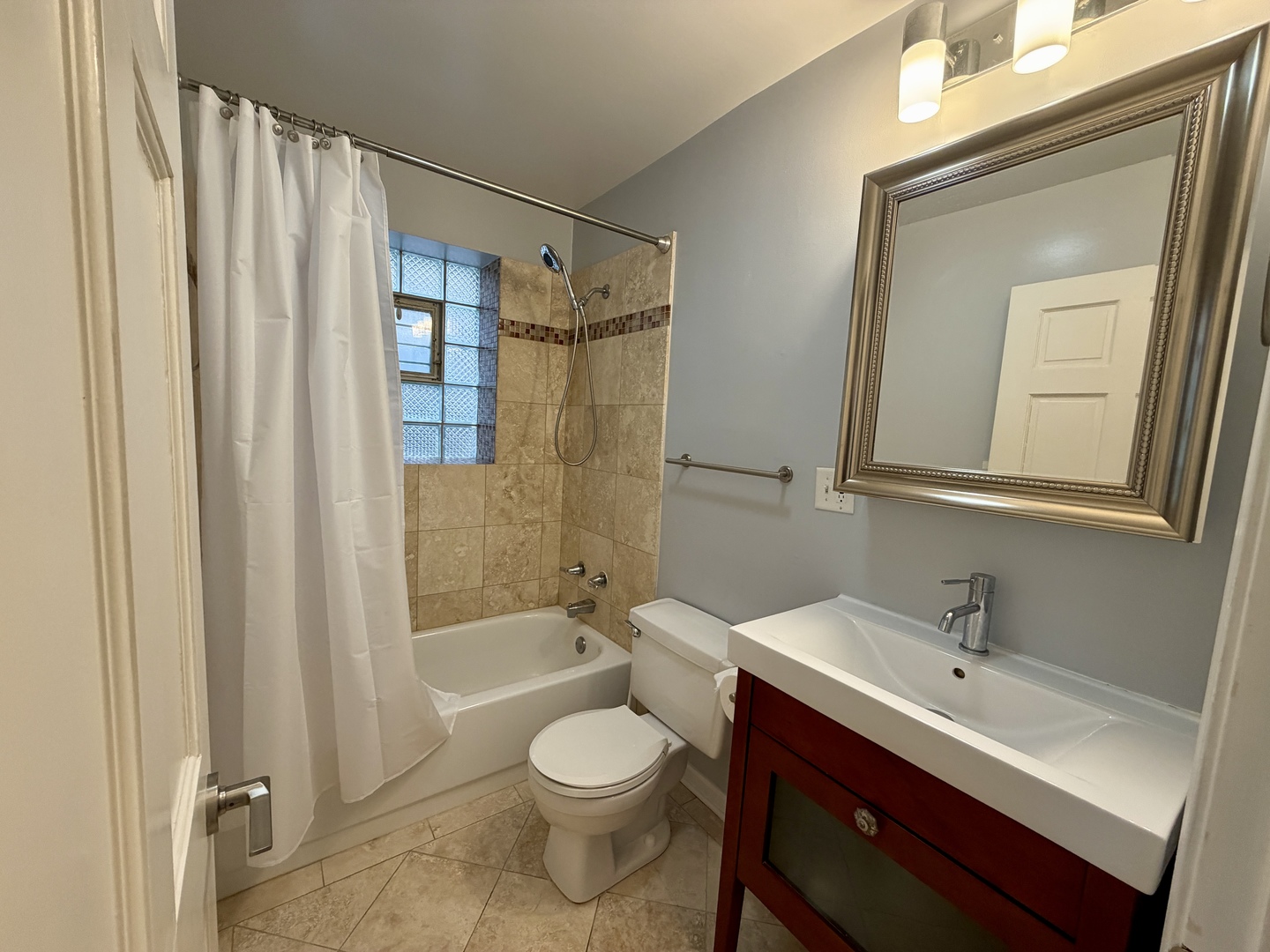1350 N LEAVITT Street Unit: 2