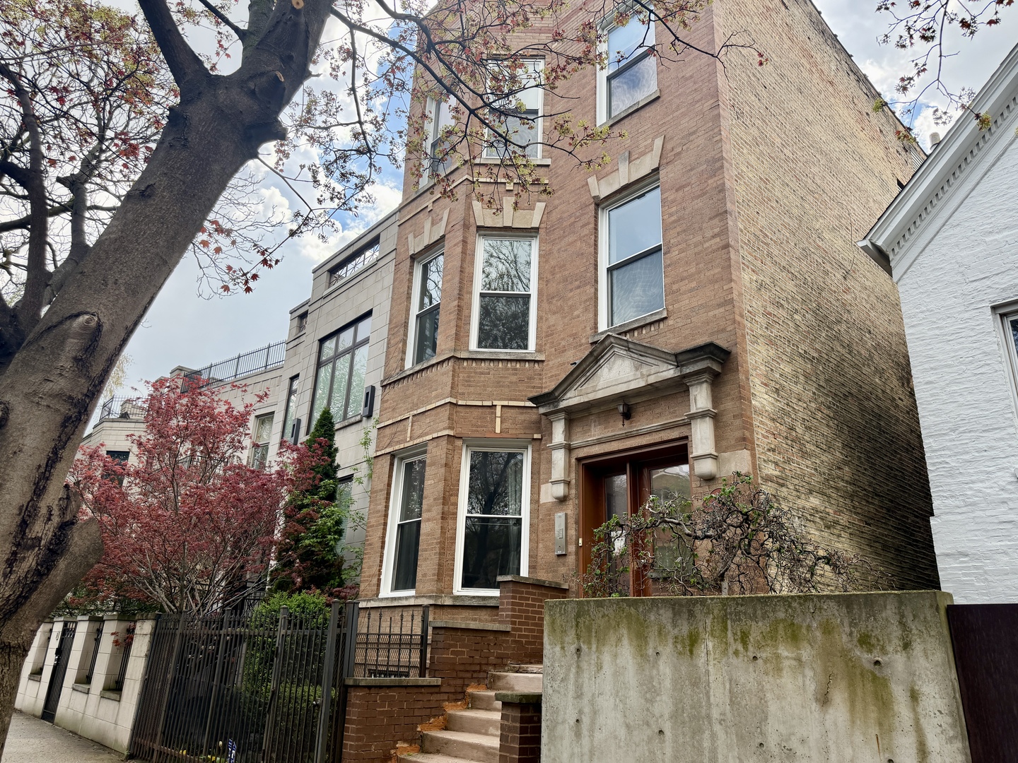 1350 N LEAVITT Street Unit: 2