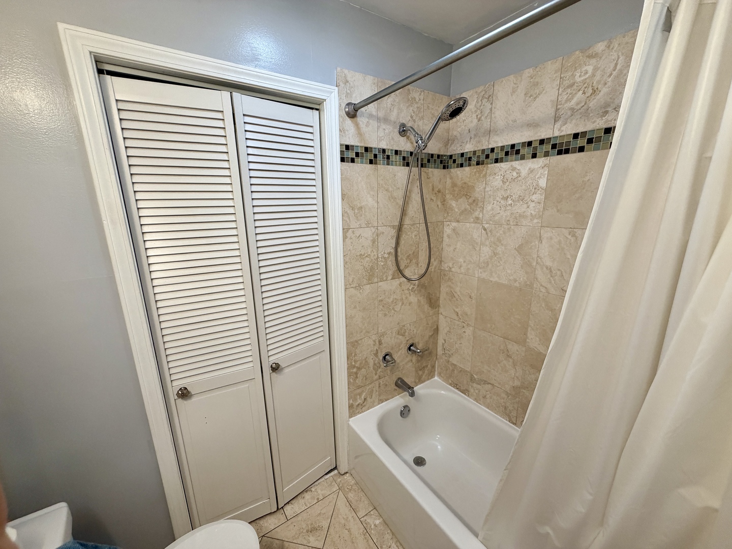 1350 N LEAVITT Street Unit: 2