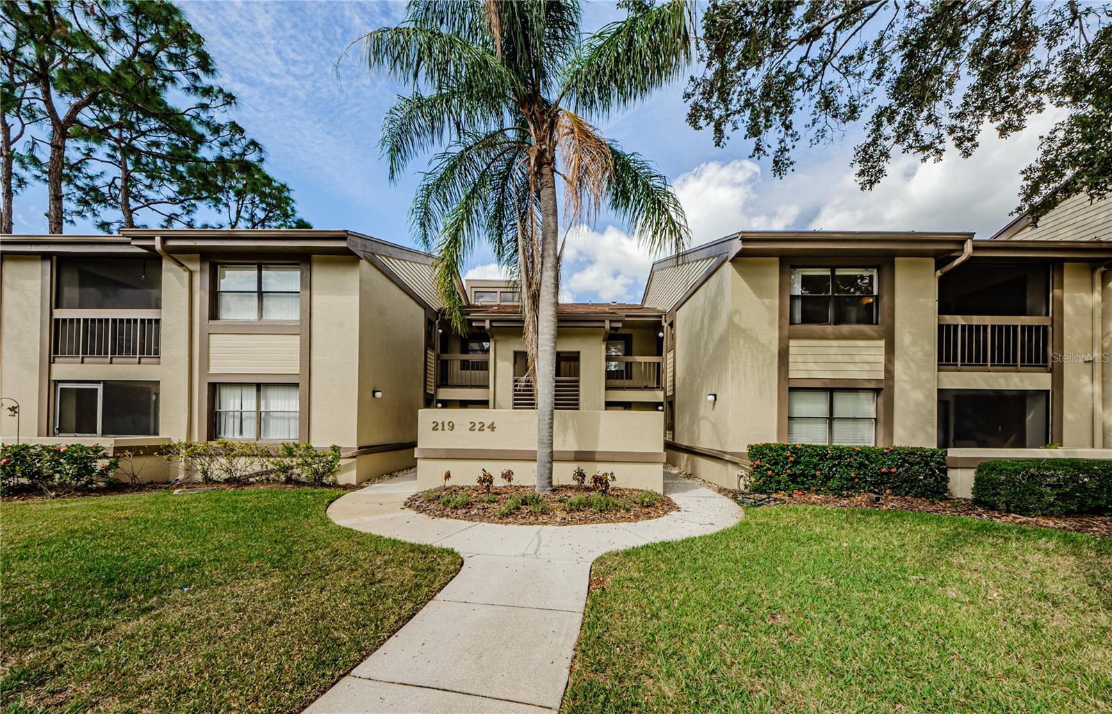 220 WOODLAKE WYNDE #220