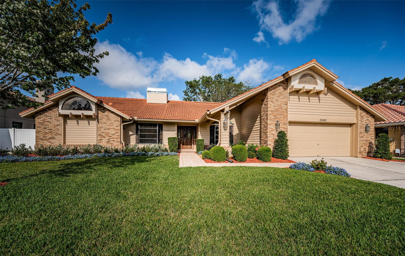 2392 HILLCREEK CIR E