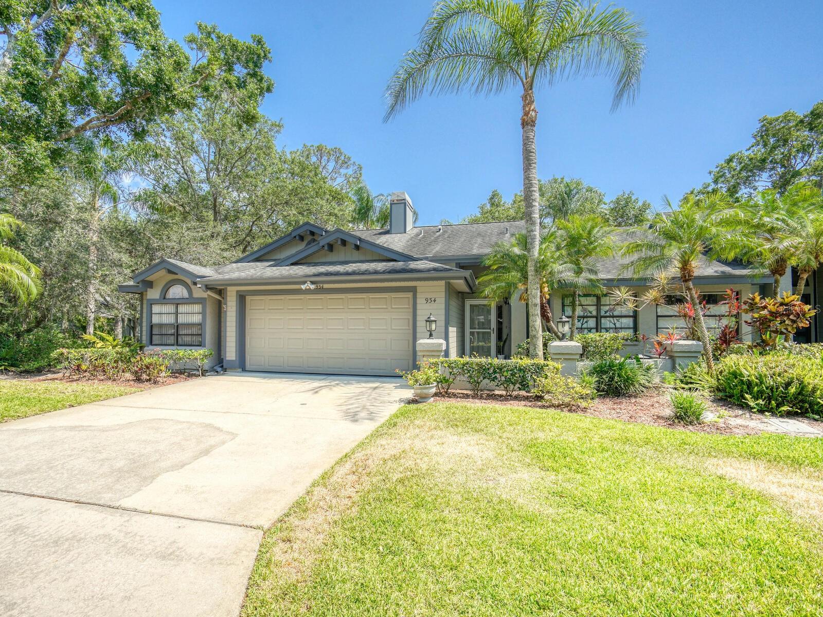 934 LUCAS LN