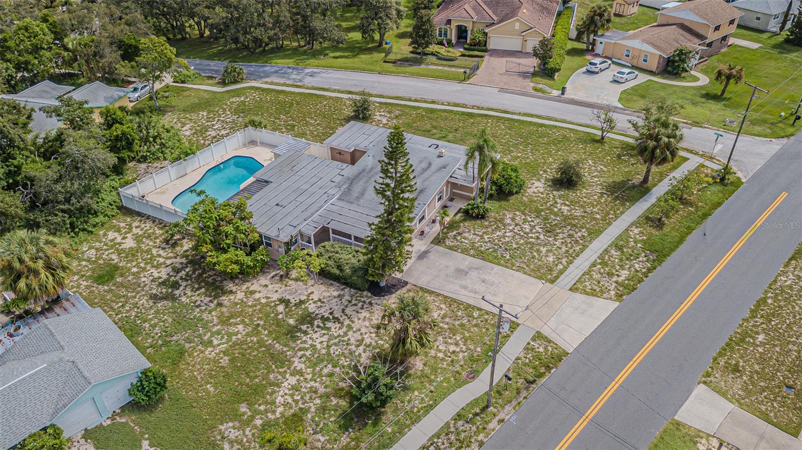 912 RIVERSIDE DR