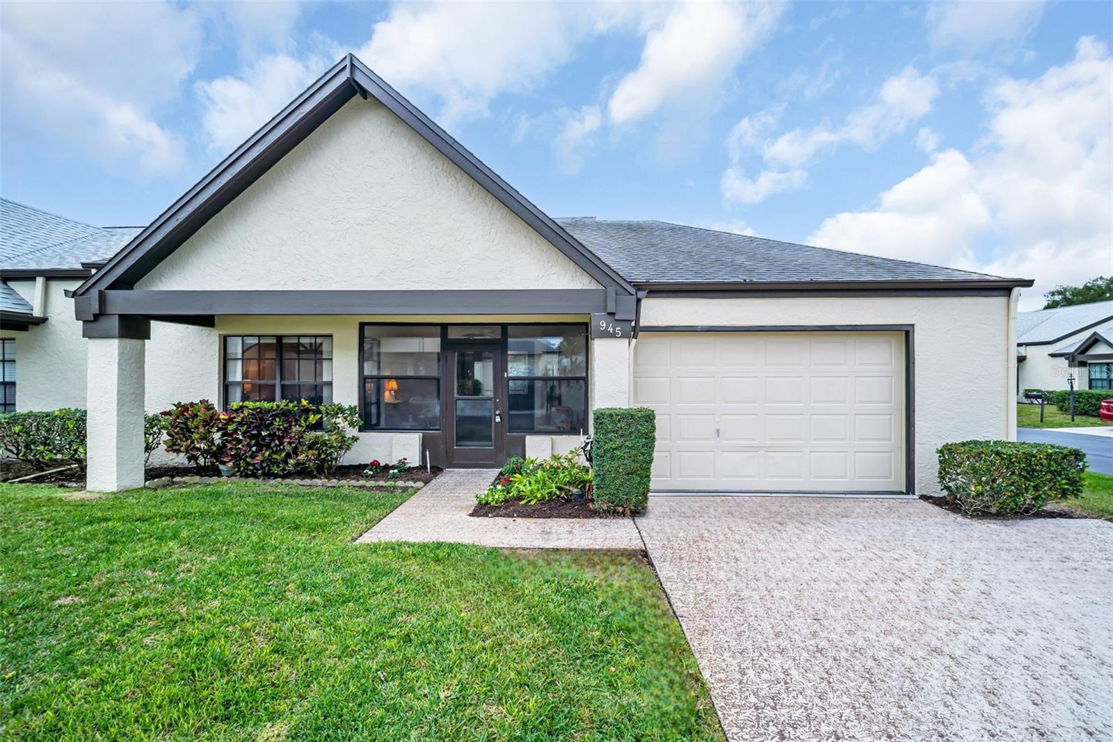 945 ROSEWOOD LN