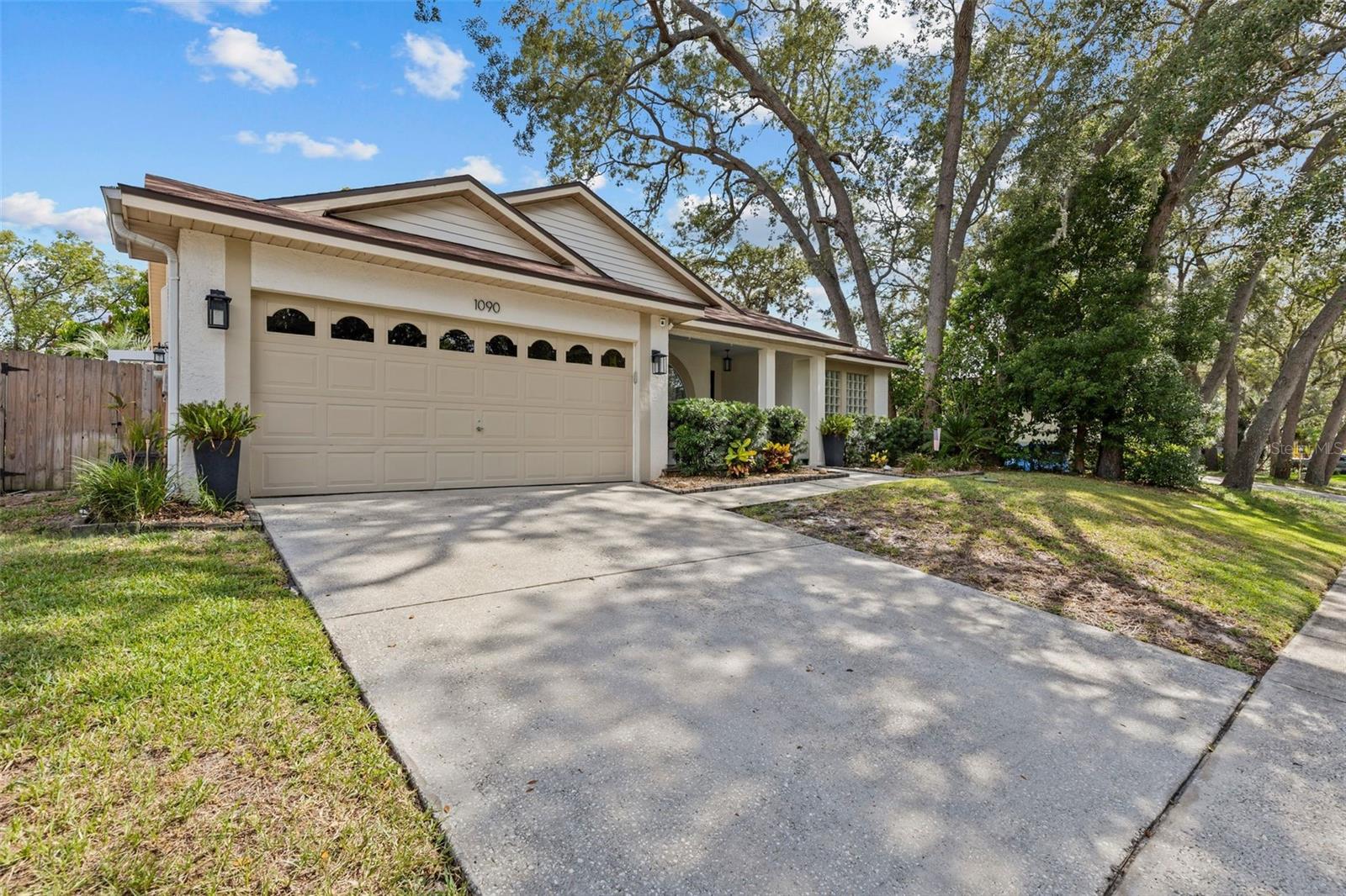 1090 ROLLING OAKS AVE