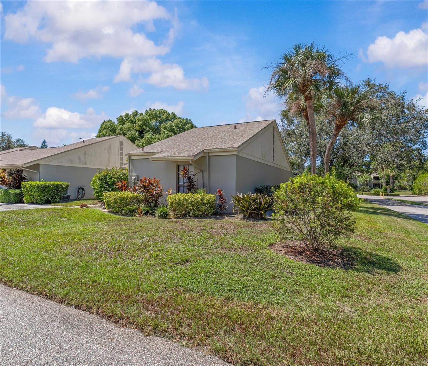 1 WINDRUSH BAY DR