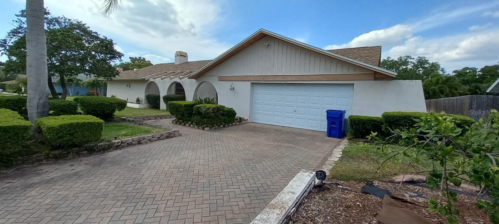 1670 SHAKER LN