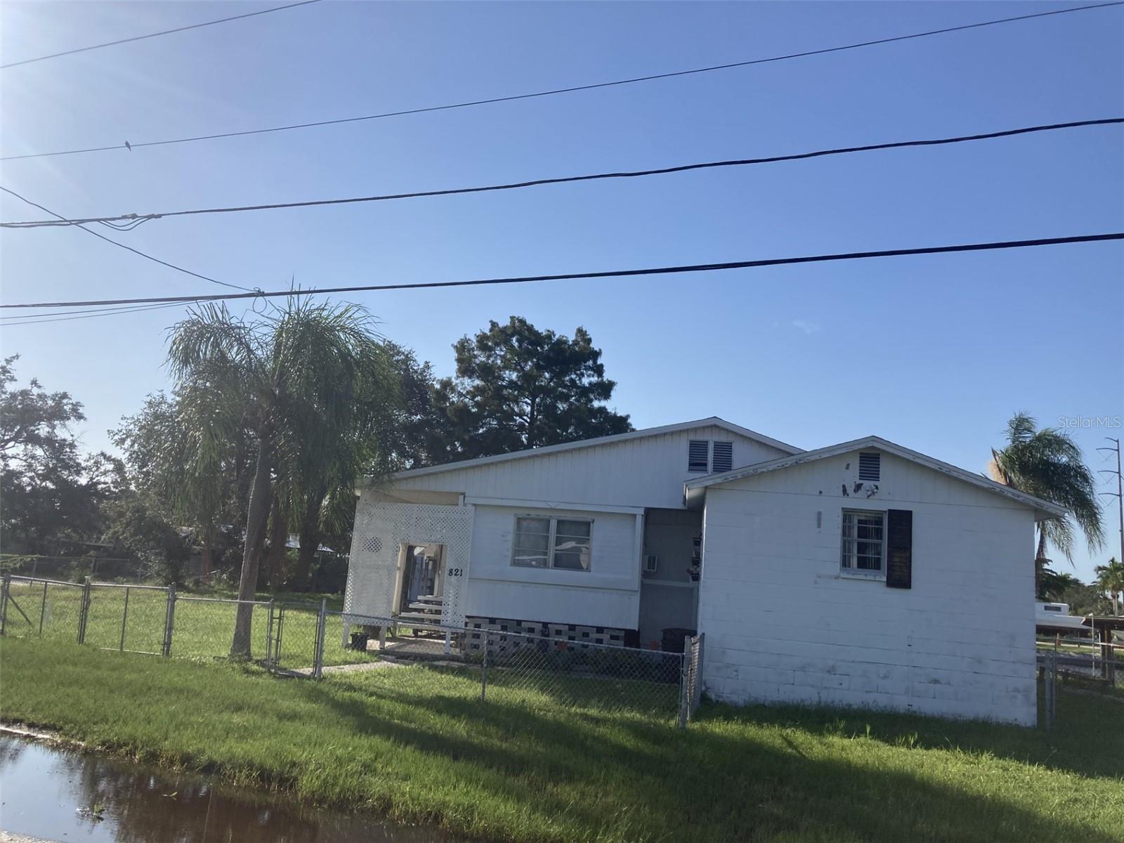 821 RIVERVIEW LN