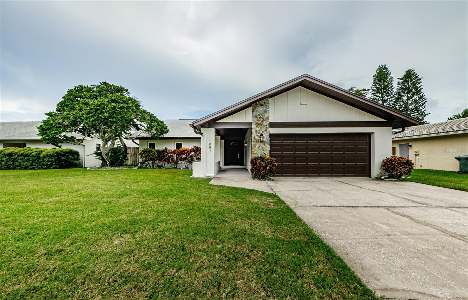 1857 DINNERBELL LN S