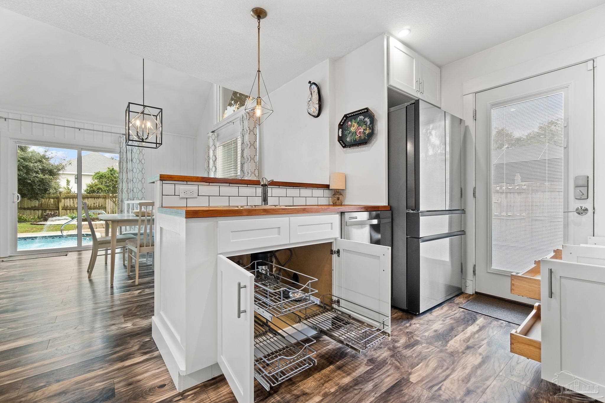 3225 Laurel Dr