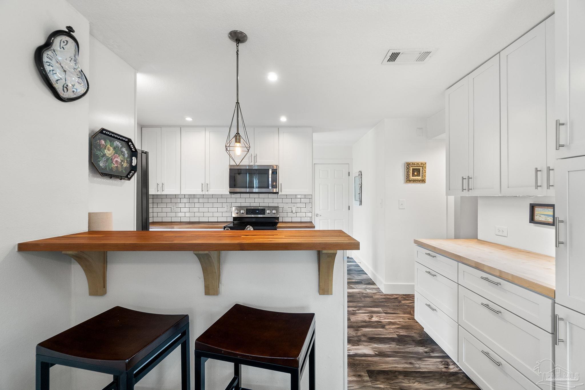 3225 Laurel Dr