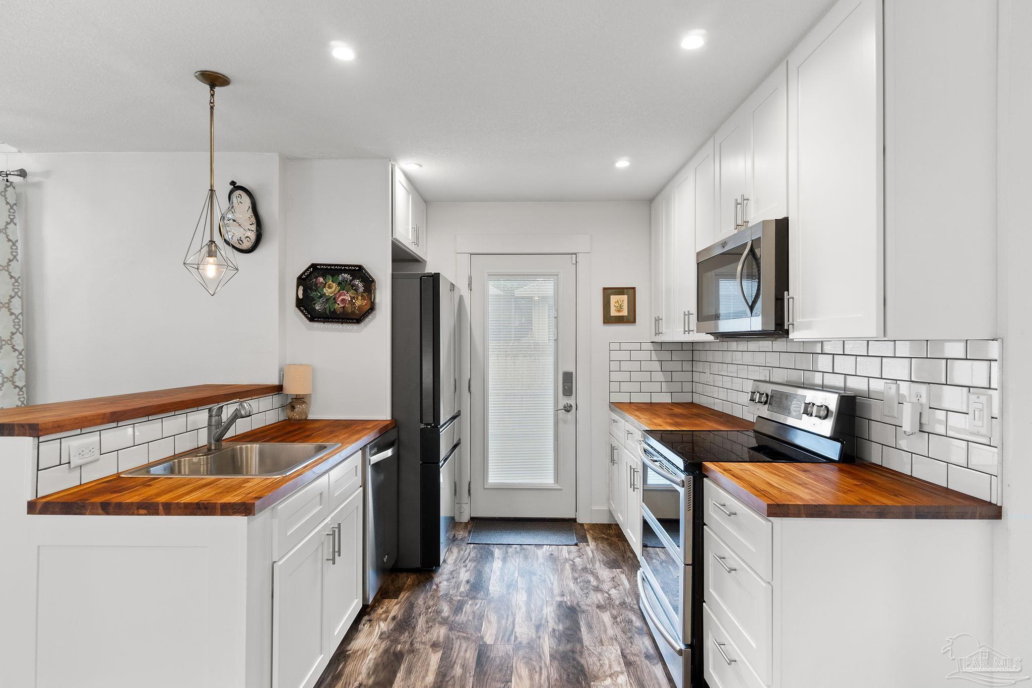 3225 Laurel Dr