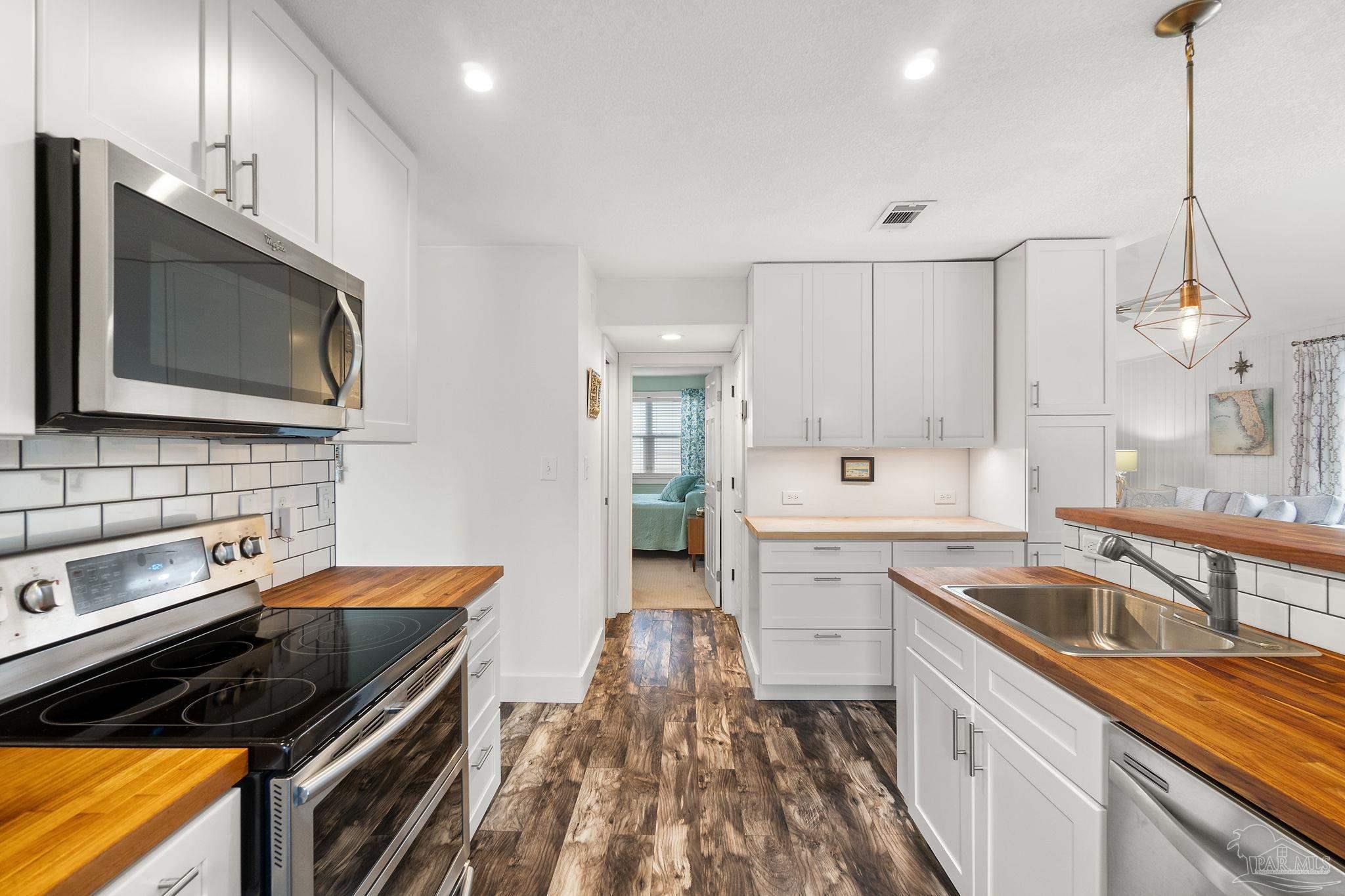3225 Laurel Dr