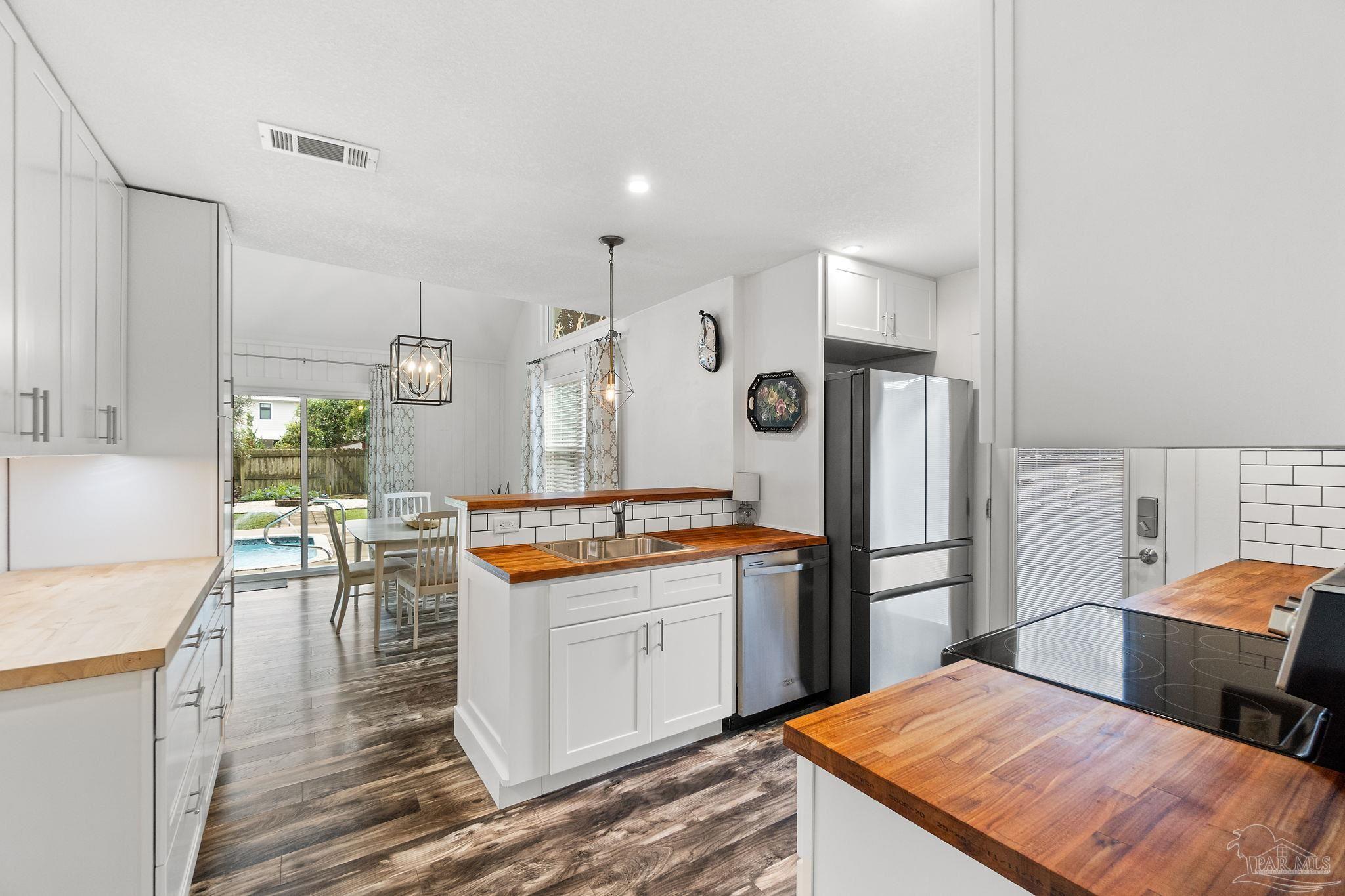 3225 Laurel Dr