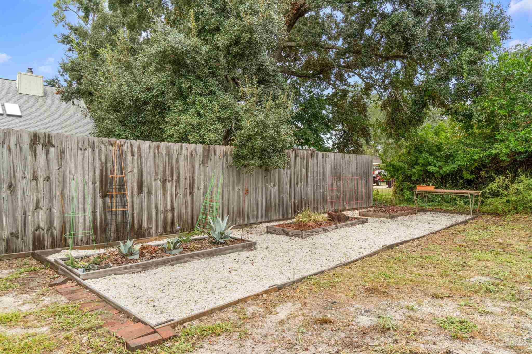 3225 Laurel Dr