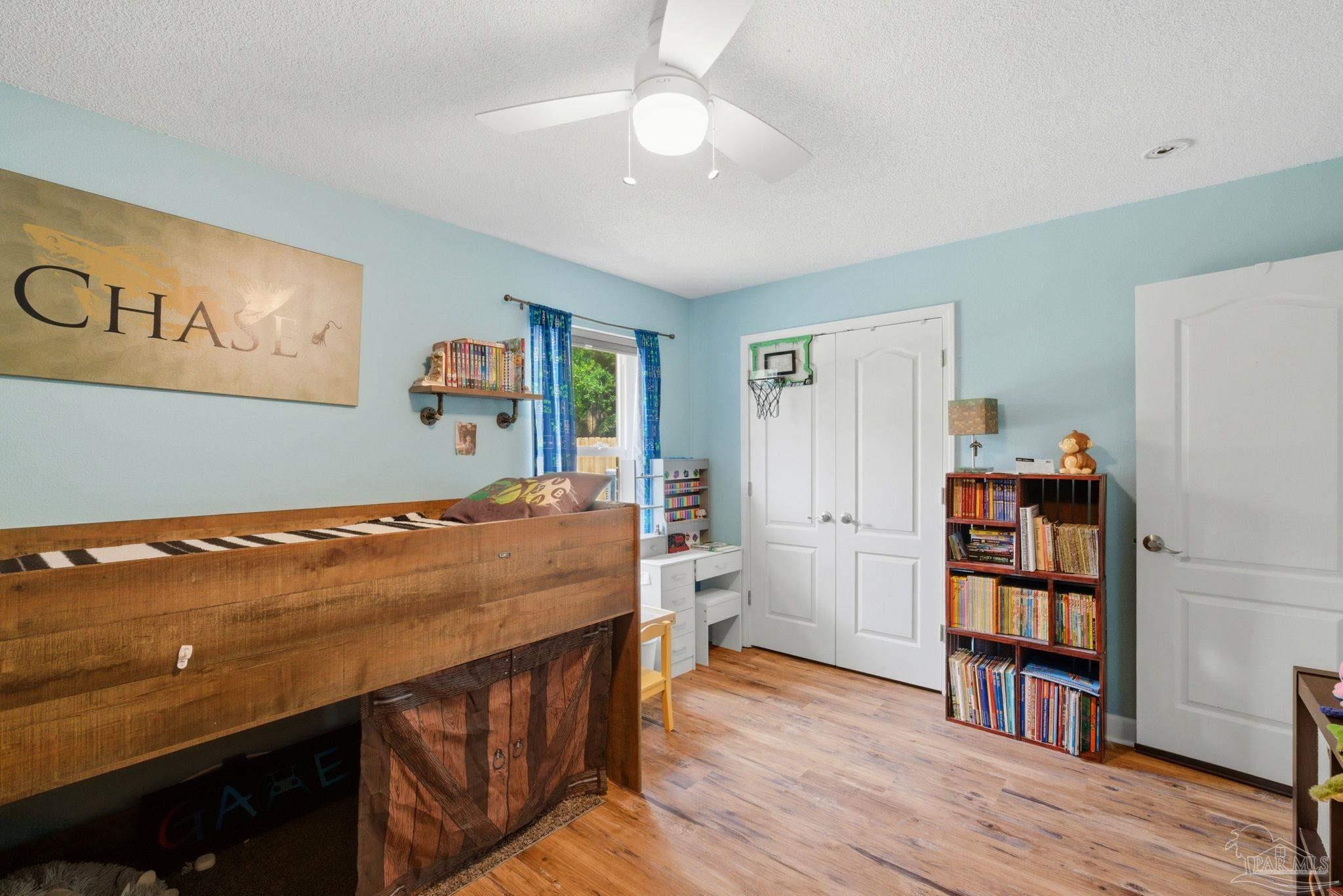 952 Lake Aire Dr