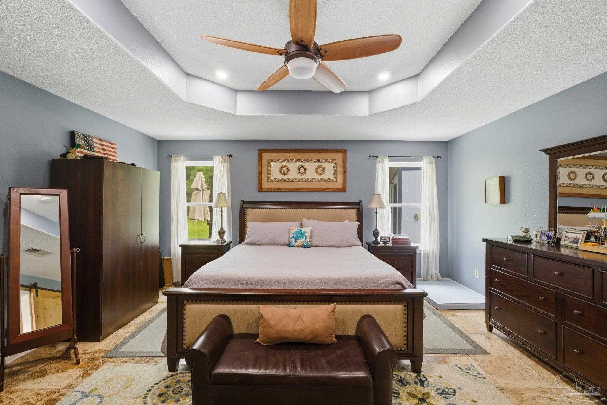 952 Lake Aire Dr
