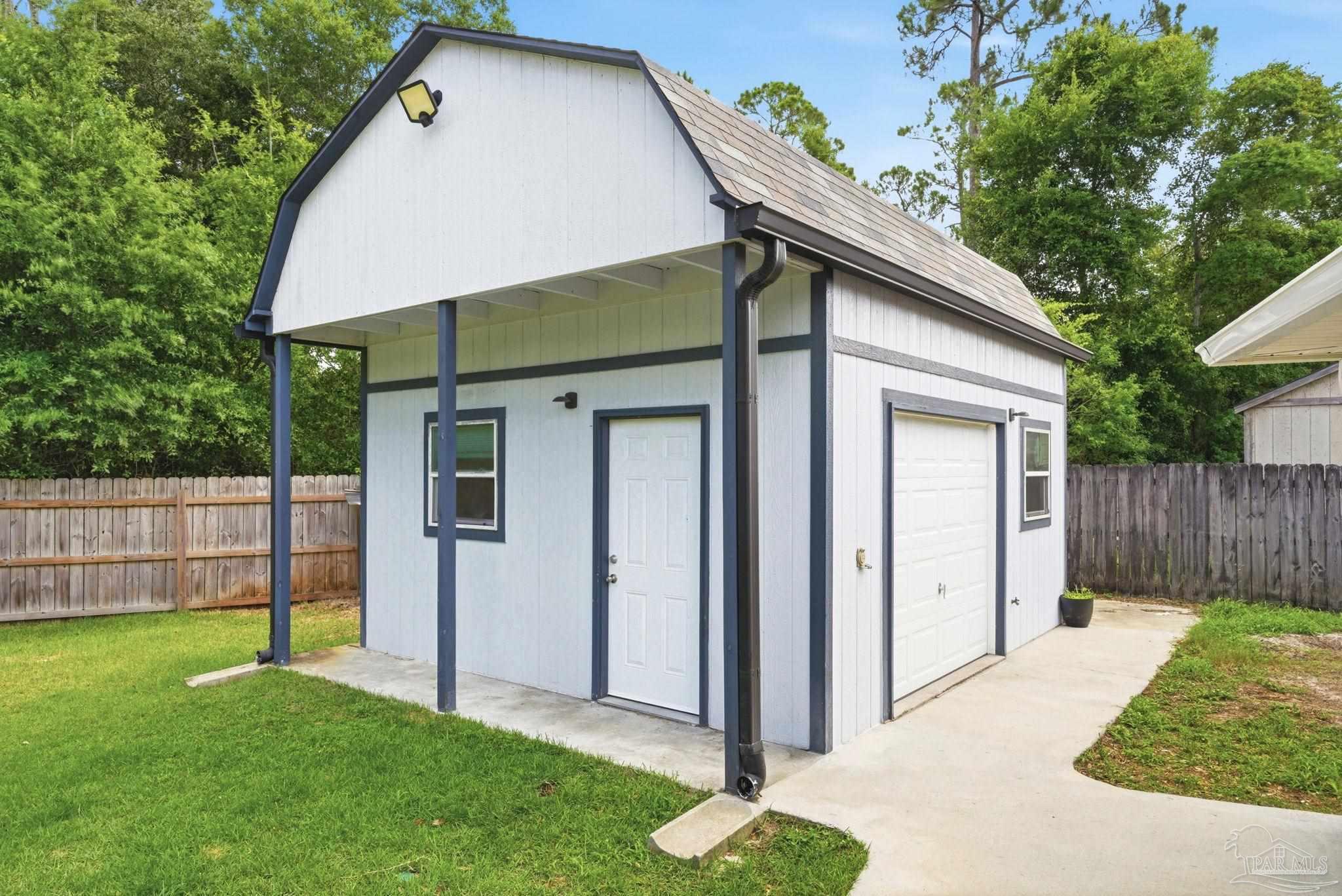 952 Lake Aire Dr