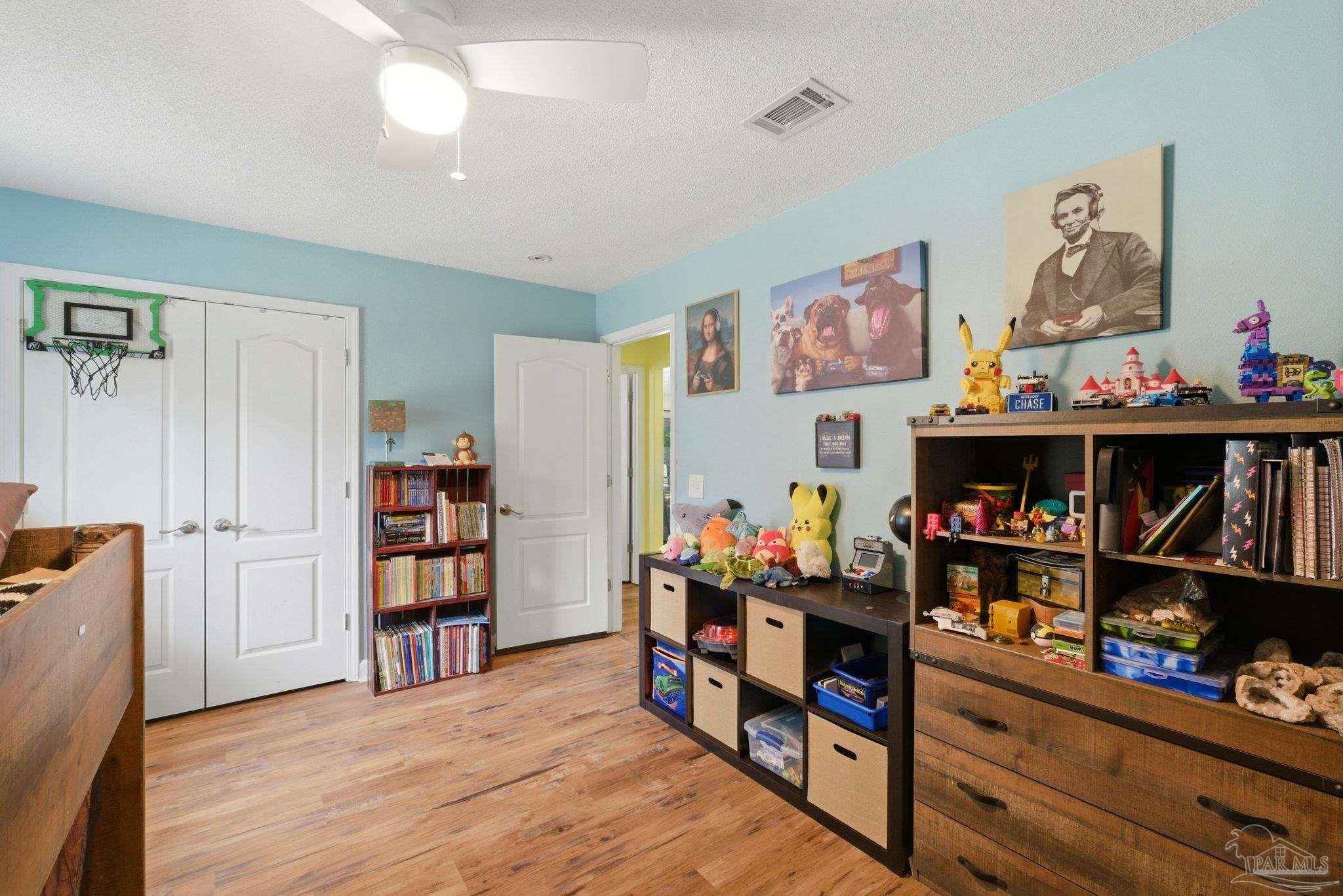 952 Lake Aire Dr